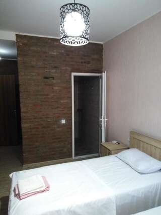 Отели типа «постель и завтрак» tiniko Кутаиси Двухместный номер с 2 отдельными кроватями и душем-6